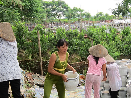 Tranh thủ những ngày ít khách, các chủ hàng tất bật nhập hàng mới, chuyển hàng vào kho
