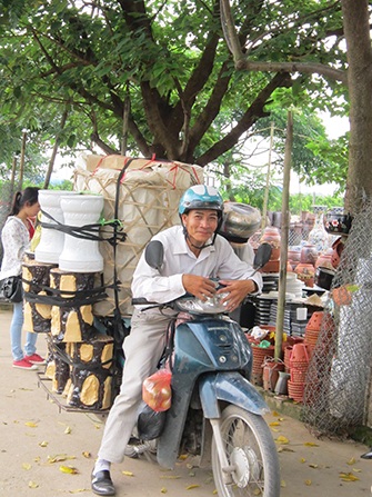 Tranh thủ những ngày ít khách, các chủ hàng tất bật nhập hàng mới, chuyển hàng vào kho