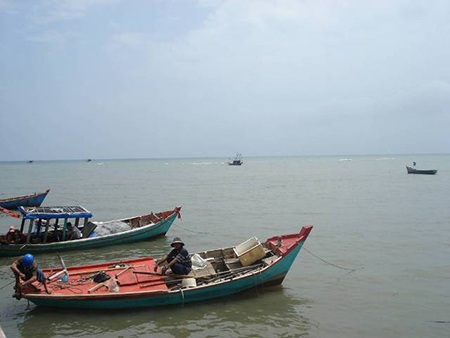 Trải nghiệm cuộc sống hoang sơ ở làng chài Hàm Ninh - 2 Chiều về trên bãi Hàm Ninh, bạn có thể ngắm biển xanh, phía xa xa là quần đảo Hải Tặc