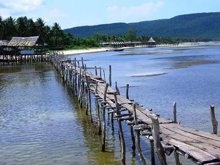 Trải nghiệm cuộc sống hoang sơ ở làng chài Hàm Ninh - 1 Đến làng chài Hàm Ninh bạn có thể nhìn thấy cuộc sống nguyên vẻ hoang sơ với nhà tranh vách tre