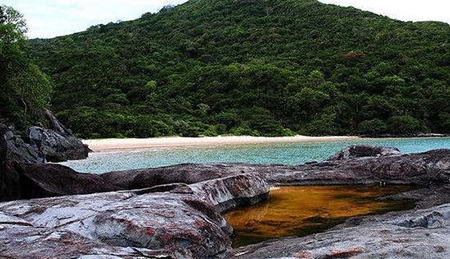 Đến Hòn Cau và bãi Đầm Trầu nghe câu chuyện tình bi thương - 1 Đến Hòn Cau và bãi Đầm Trầu nghe câu chuyện tình bi thương