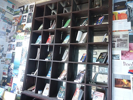 Hàng nghìn cuốn sách được bài trí khoa học, bắt mắt.