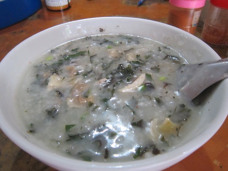 Những quán cháo đông khách nhất Hà Nội - 2 Bát cháo có thêm hương vị của lá tía tô cùng chút hạt tiêu.