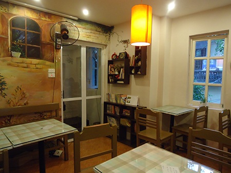 Không gian trong quán cafe sách Le Petit