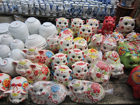 Làng gốm ven sông hồng khá đa dạng về mẫu mã, kiểu dáng, chất lượng sản phẩm và giá cả....