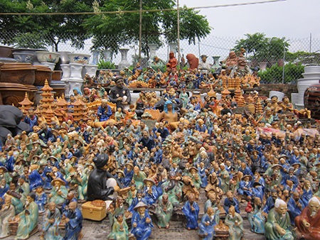 Ngoài ra, còn có rất nhiều các sản phẩm mang hình thù các nhân vật trong dân gian.