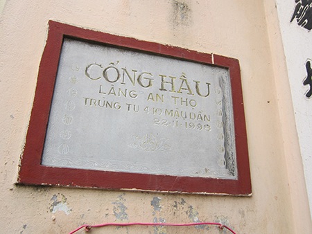 Ghé thăm con phố có nhiều cổng làng nhất Hà Nội - 6 Cổng Hầu được trùng tu từ năm 1998.