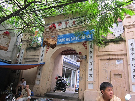 Ghé thăm con phố có nhiều cổng làng nhất Hà Nội - 7 Cổng làng giếng dẫn vào làng Hồ Khẩu, số 378 Thụy Khuê.
