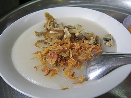 Những quán cháo đông khách nhất Hà Nội - 3 Lượng trai trong mỗi bát cháo là rất nhiều.