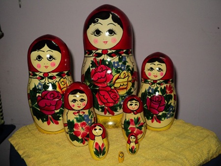 Hình Matryoshka truyền thống là hình một cô gái Nga mang khăn chùm đầu