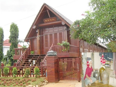 Nhà dài “khủng” trị giá gần 3 tỷ. Ama Dit bên bộ ché cổ