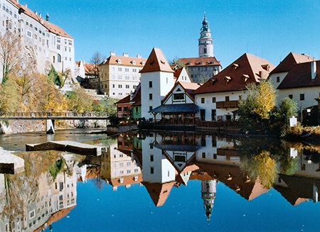 Điểm đặc sắc nhất ở Český Krumlov là tòa lâu đài hoành tráng nằm trên ngọn núi bên cạnh sông Vltava