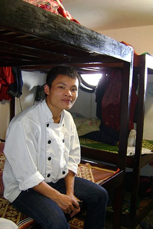 Lênh đênh nghề lái tàu trên vịnh Hạ Long - 2 Kỷ luật trên những chuyến tàu khá khắt khe và cuộc sống của các thuỷ thủ rất đơn sơ, mộc mạc