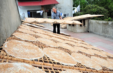 Bắc Giang: Hương quê giòn tan trong miếng bánh đa Dĩnh Kế - 1 Bắc Giang: Hương quê giòn tan trong miếng bánh đa Dĩnh Kế