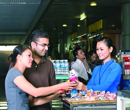 Du lịch Việt Nam: Thiếu sản phẩm đặc trưng để “móc hầu bao” du khách - 1 Các sản phẩm lưu niệm của Việt Nam còn nghèo nàn, thiếu hấp dẫn