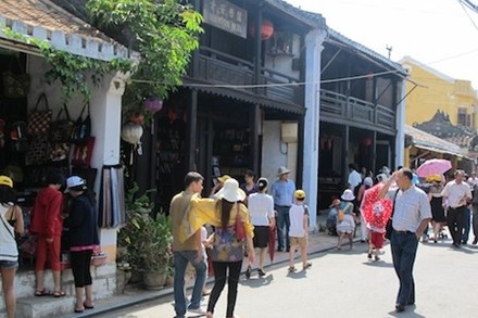 Lũ vừa rút, khách quốc tế đổ xô về Quảng Nam - 1 Lũ vừa rút khách du lịch đã đổ về Hội An (ảnh: LĐO)