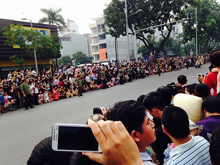 Hàng vạn người đứng chật các con đường tiễn biệt Đại tướng
