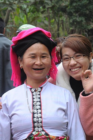 “Yêu nhau sau những buổi nhuộm răng!” - 2 Để có một bộ răng đẹp, trong quá trình nhuộm đòi hỏi những người phụ nữ Mường kiên