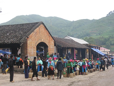 Văn hóa uống rượu ở vùng Cao nguyên đá - 3 Rượu được bày bán khắp chợ Đồng Văn