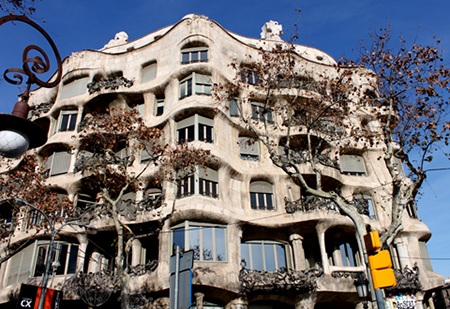 Nằm ngay góc phố Passeig de Gracia và Provencia, tòa nhà Casa Milà