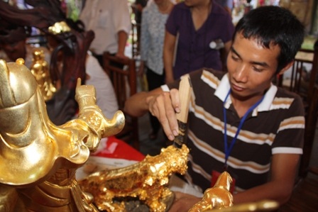 Tới thăm làng “dát vàng” giữa thủ đô - 2 Đôi bàn tay khéo léo của những người thợ làng Kiêu Kỵ đã làm nên những kiệt tác (ảnh: Chinhphu.vn)