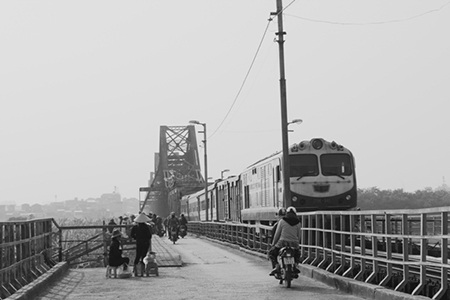 Đẹp ngỡ ngàng cây cầu “sống” qua 3 thế kỷ ở Hà Thành - 4 Ngược đường là những người đi chợ hoa quả Long Biên.