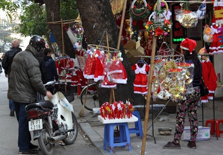 Cận ngày Giáng sinh, thị trường Noel vẫn chưa “nóng” - 1 Không khí Giáng sinh đã về trên phố