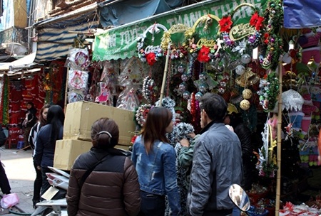 Cận ngày Giáng sinh, thị trường Noel vẫn chưa “nóng” - 6 Nhiều loại đồ chơi đặc trưng rất dễ thương được bày bán với giá cả phù hợp
