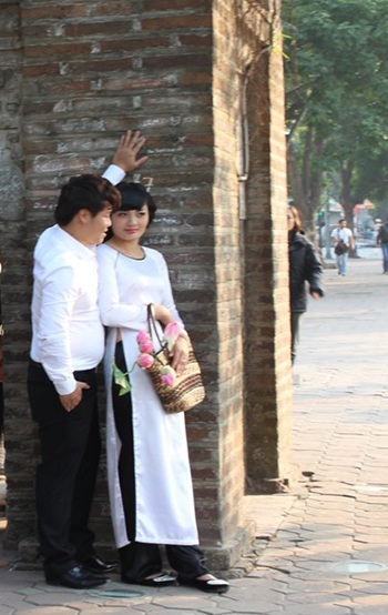 Hồ Gươm đẹp mơ màng trong sắc đông - 9 Và những đôi bạn cùng nhau đón sắc xuân đang về