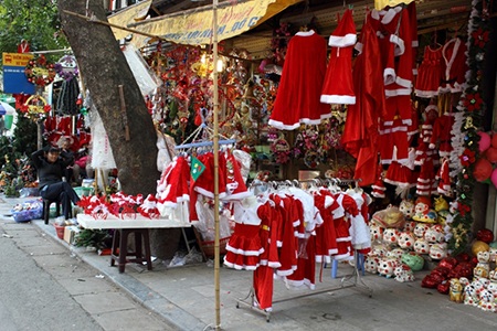 Cận ngày Giáng sinh, thị trường Noel vẫn chưa “nóng” - 2 Không khí Giáng sinh đã về trên phố