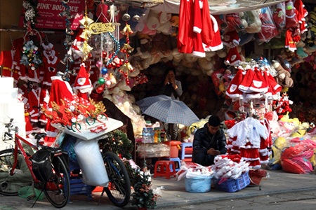 Cận ngày Giáng sinh, thị trường Noel vẫn chưa “nóng” - 3 Không khí Giáng sinh đã về trên phố