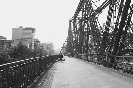 Đẹp ngỡ ngàng cây cầu “sống” qua 3 thế kỷ ở Hà Thành - 2 Buổi sáng, rồi đến trưa, lúc chiều và khi đêm buông, cầu mang những vẻ đẹp rất khác nhau.
