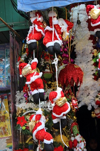 Cận ngày Giáng sinh, thị trường Noel vẫn chưa “nóng” - 5 Nhiều loại đồ chơi đặc trưng rất dễ thương được bày bán với giá cả phù hợp