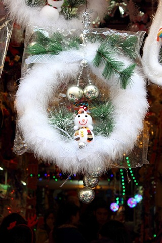 Cận ngày Giáng sinh, thị trường Noel vẫn chưa “nóng” - 4 Nhiều loại đồ chơi đặc trưng rất dễ thương được bày bán với giá cả phù hợp