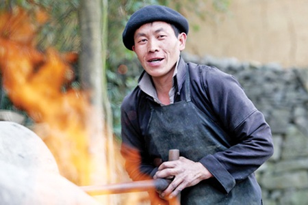 Nghề đúc lưỡi cày trên phía đỉnh trời - 2 Công đoạn tiến hành làm xong một chiếc lưỡi cày khá vất vả