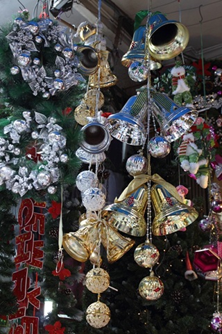 Cận ngày Giáng sinh, thị trường Noel vẫn chưa “nóng” - 7 Nhiều loại đồ chơi đặc trưng rất dễ thương được bày bán với giá cả phù hợp