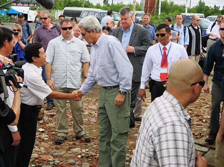 Ngoại trưởng Mỹ John Kerry thăm chiến trường xưa tại Cà Mau - 1 Ngoại trưởng Mỹ John Kerry trong chuyến thăm Cà Mau