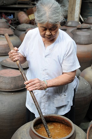 Hưng Yên có hai sản vật nổi tiếng, một là nhãn lồng, hai là tương Bần