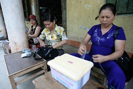 Đây cũng là nơi duy nhất trong cả nước có nghề làm tranh đá quý