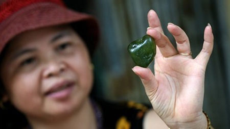 Đây cũng là nơi duy nhất trong cả nước có nghề làm tranh đá quý