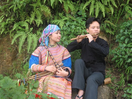 Vẳng nghe giai điệu sáo Mông! - 1 Những chàng trai Mông thường mang theo như một người bạn đường