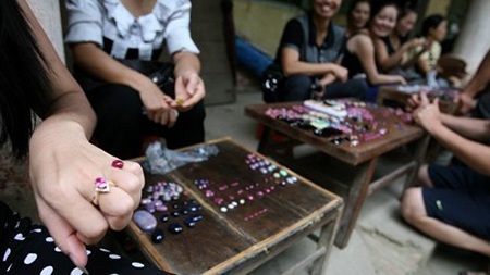 Hàng được bày lên mặt bàn thành từng mớ. Hàng là các loại đá quý, đá bán quý các loại