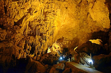 Theo nghiên cứu của các nhà khoa học, Ngườm Ngao là động đá vôi được hình thành cách đây