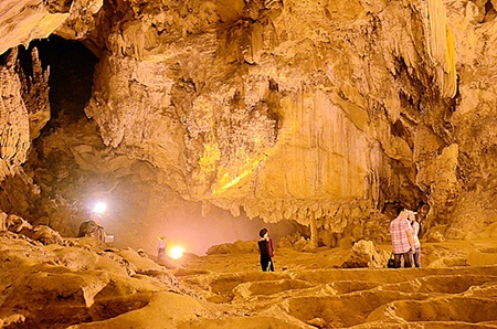 Điều kỳ thú là trong động Ngườm Ngao, nơi có khe hở thông lên trời (ảnh: dulichcaobang)