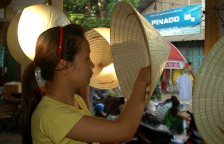 Về thăm làng nón bài thơ! - 2 Người dân Tây Hồ luôn tự hào vì quê mình là nơi xuất xứ của nón bài thơ xứ Huế.