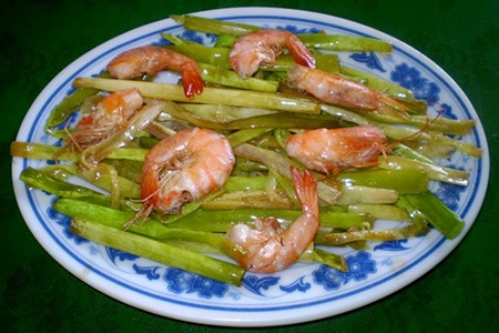 “Cỏ năn”: Từ món ăn của trẻ chăn trâu lên mâm cỗ người giàu - 2 Đọt năn được chế biến thành nhiều món ăn do tính phổ biến của nó