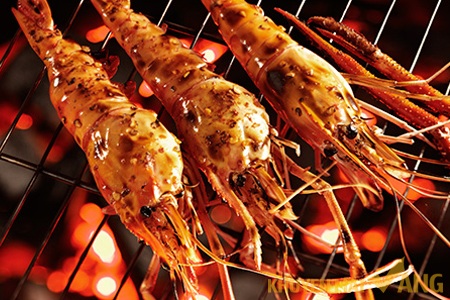 Thưởng thức hải sản nướng ở chợ đêm Phú Quốc - 2 Đồ nướng ở Phú Quốc luôn tươi ngon, hấp dẫn