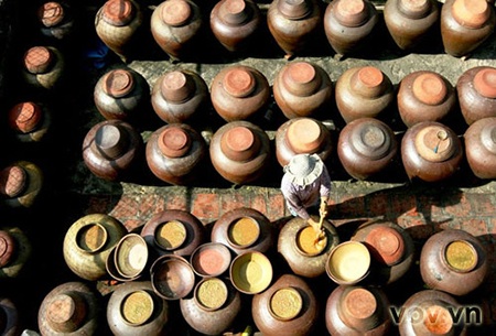 Hưng Yên có hai sản vật nổi tiếng, một là nhãn lồng, hai là tương Bần