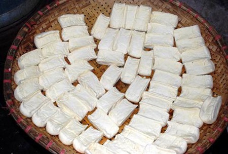 Đậu phụ kẻ Mơ - 2 Những người sành ăn chỉ sờ vào miếng đậu là sẽ biết ngay có phải đậu phụ Mơ hay không
