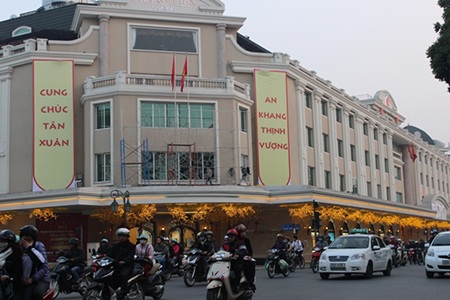 Phố phường Hà Nội tất bật chuẩn bị đón xuân về - 6 Mỗi người một việc, ai đấy đều tập trung phần việc của mình trong không khí vui nhộn